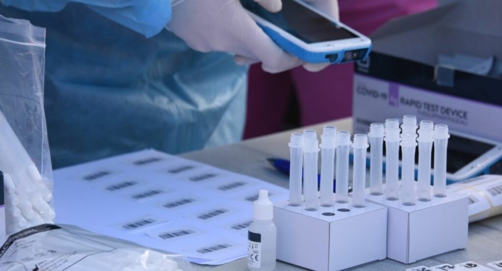 Κορωνοϊός: 25 νεκροί, 326 διασωληνωμένοι, 884 νέα κρούσματα - Media