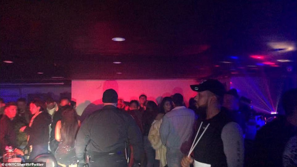 Νέα Υόρκη: Η αστυνομία διέλυσε παράνομο κορωνοπάρτι με 300 άτομα στο υπόγειο εστιατορίου (Photos) - Media