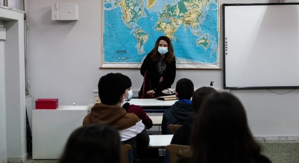 Ξεκινούν τα μαθήματα σε Γυμνάσια-Λύκεια με τρεις νέες περιοχές στο «κόκκινο» - Media