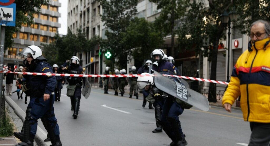 Σύνταγμα: Επεισόδια και χημικά με αρνητές μάσκας - Media