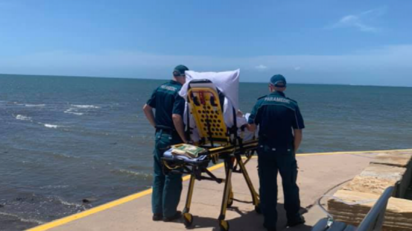 Τραυματιοφορείς πήγαν τον ασθενή να δει τη θάλασσα για τελευταία φορά - Media