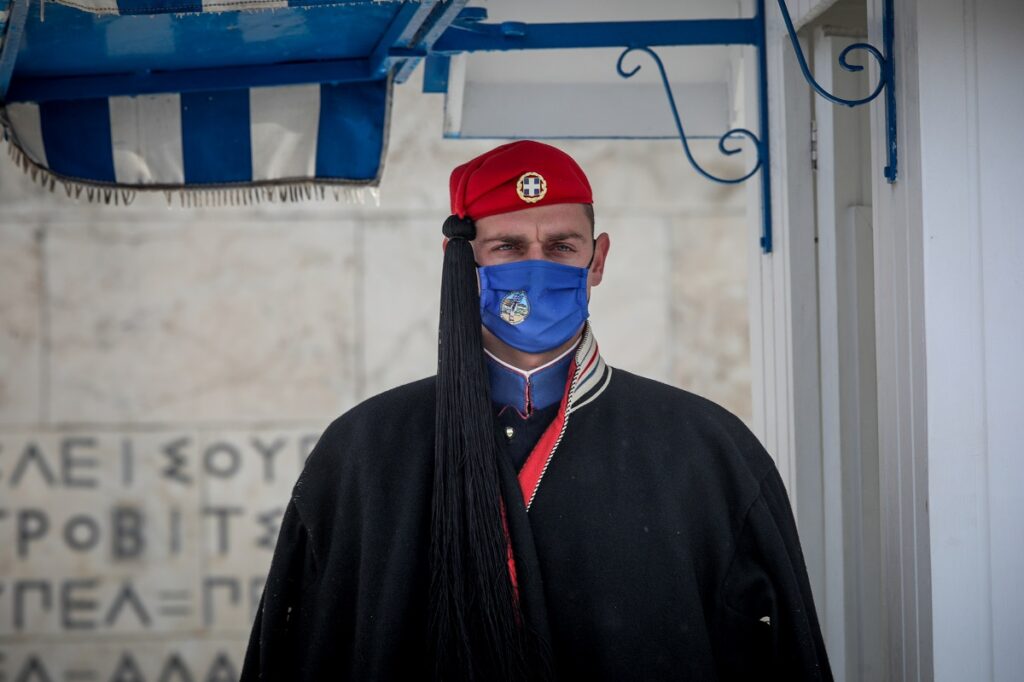 Κακοκαιρία Μήδεια: Η παγωνιά δεν πιάνει τους Εύζωνες στον Άγνωστο Στρατιώτη (Photos) - Media