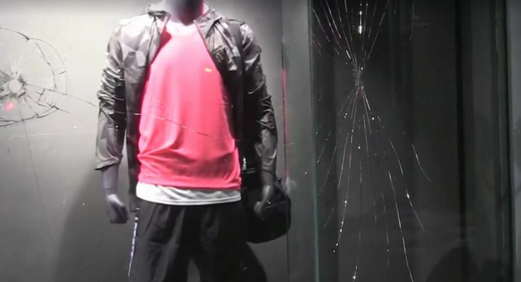 Μπαράζ επιθέσεων σε βιτρίνες καταστημάτων και ΑΤΜ (Video) - Media