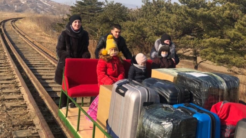 Ρώσοι διπλωμάτες έφυγαν από τη Βόρεια Κορέα σπρώχνοντας βαγονέτο – Είχαν και τα παιδιά τους μαζί (Video) - Media
