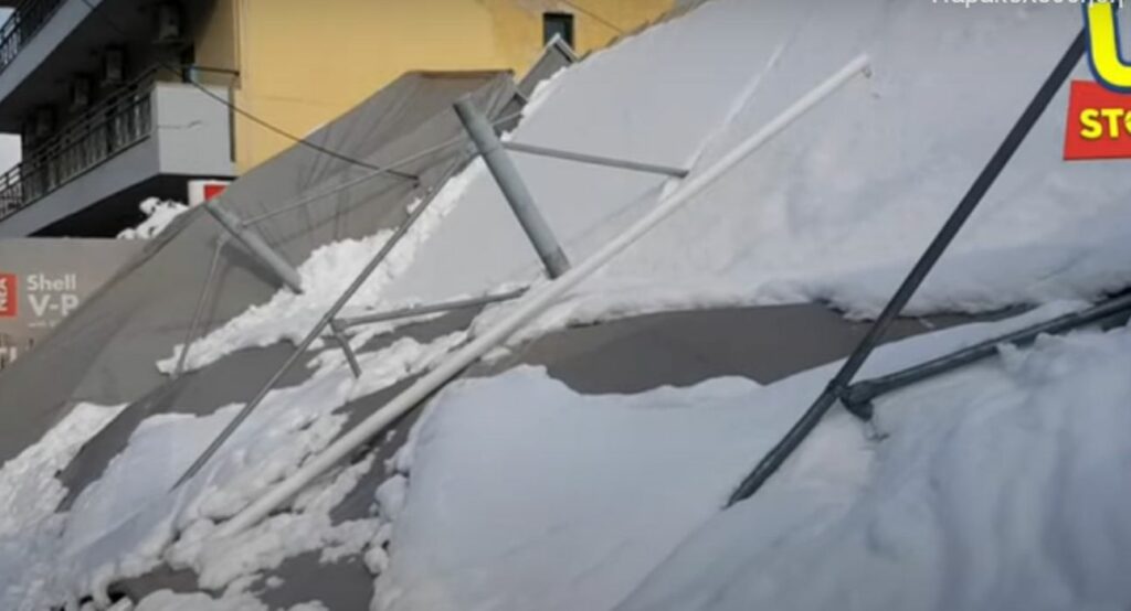 Βενζινάδικο κατέρρευσε από το βάρος του χιονιού στο Χαϊδάρι (Video) - Media