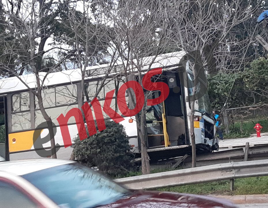 Λεωφορείο πέρασε στο αντίθετο ρεύμα και «καβάλησε» τις διαχωριστικές μπάρες (Photos) - Media