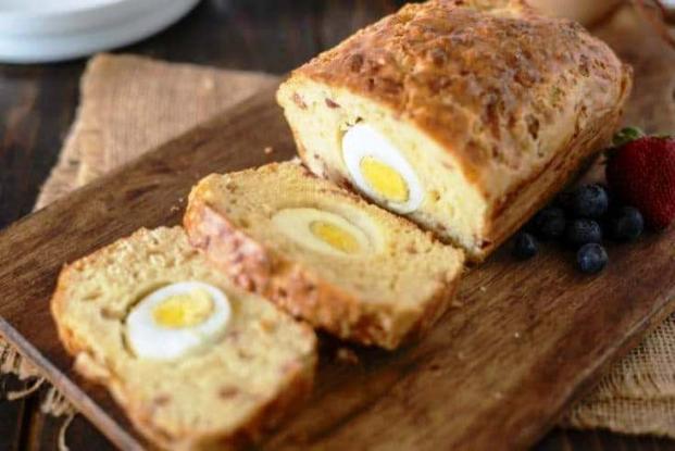 bacon-egg-cheese-breakfast-loaf-6-735×491-1.jpg