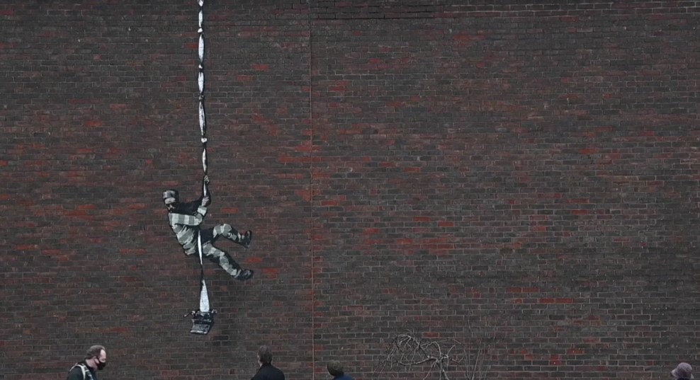 Νέο έργο του Banksy κοσμεί τον τοίχο... φυλακής (Video) - Media