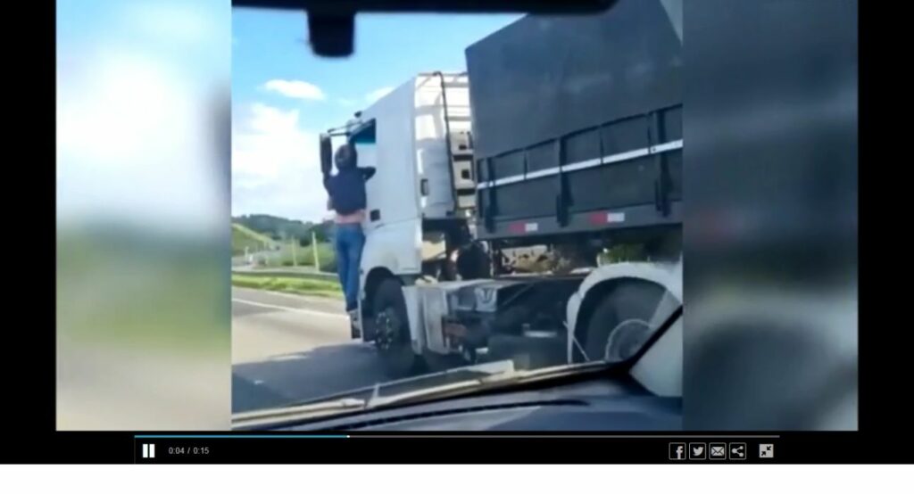 Οδηγός μηχανής κρεμιόταν για 30χλμ από φορτηγό που τον χτύπησε και σκότωσε την γυναίκα του (video) - Media