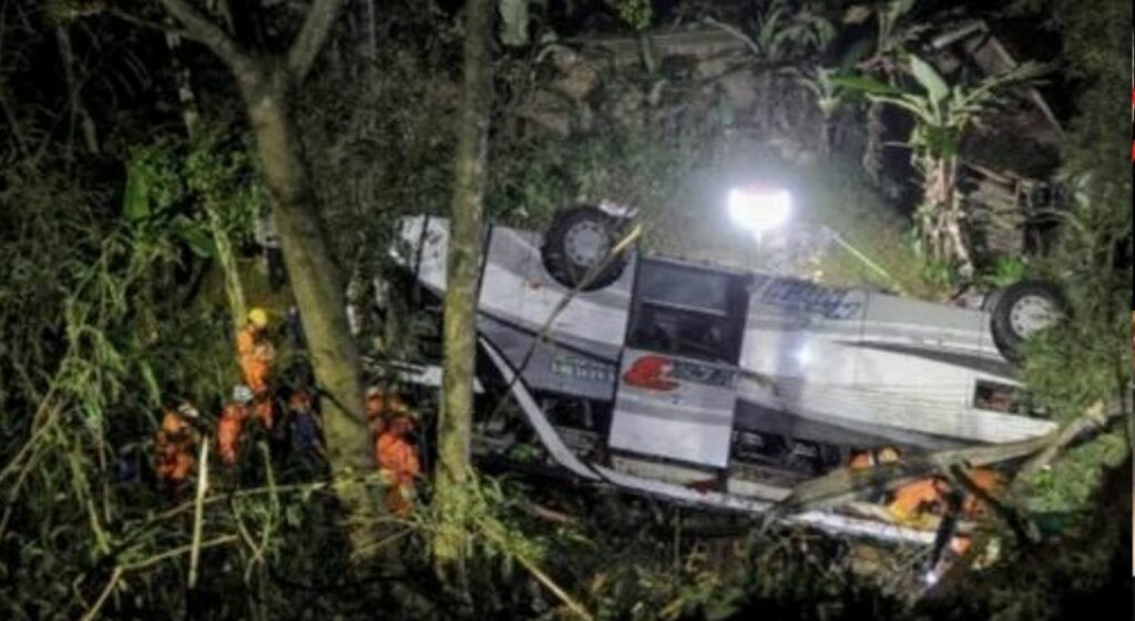 Ινδονησία: 27 νεκροί από πτώση λεωφορείου σε χαράδρα της Ιάβας (Photos)  - Media