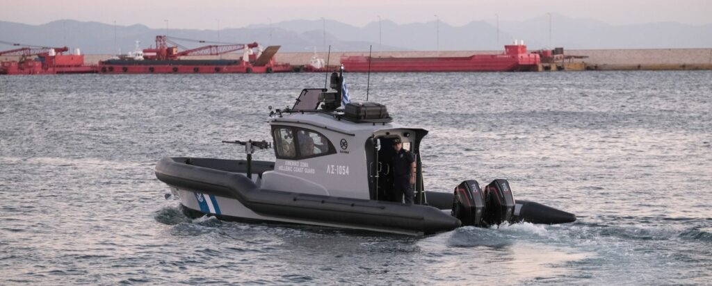 Στον όρμο Βατίκων Λακωνίας ρυμουλκήθηκαν τα πλοία που συγκρούστηκαν ανοιχτά των Κυθήρων - Media