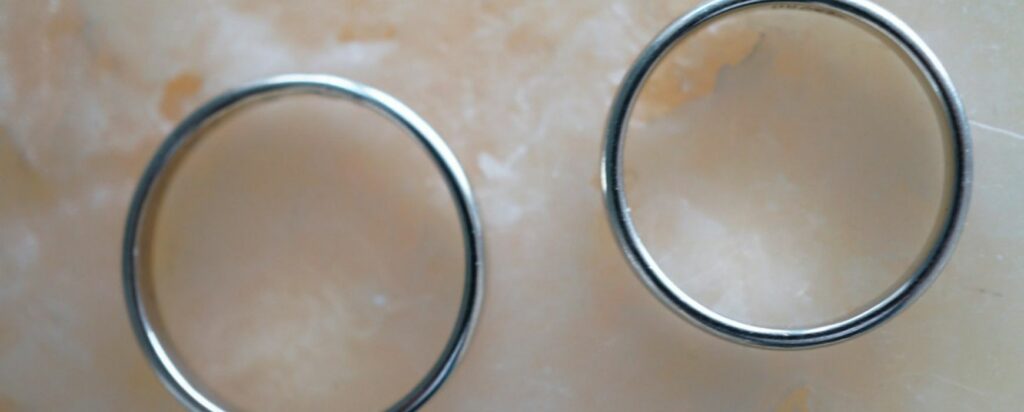 Δίδυμοι παντρεύτηκαν δίδυμες αδερφές... και μπερδεύονται (Video) - Media