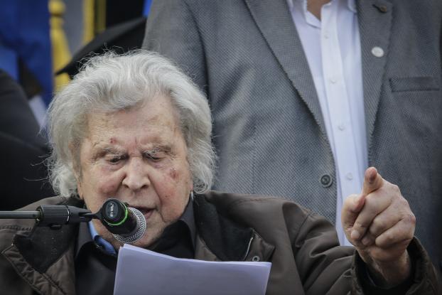 mikistheodorakis_0.jpg