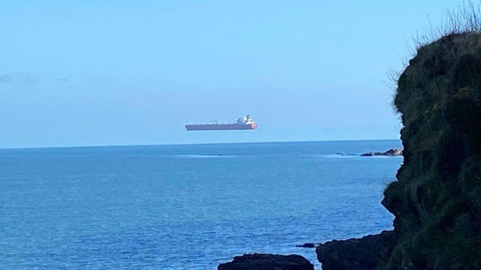 Aπίστευτο φαινόμενο: Τα πλοία μοιάζουν να αιωρούνται πάνω από τη θάλασσα (Photos) - Media
