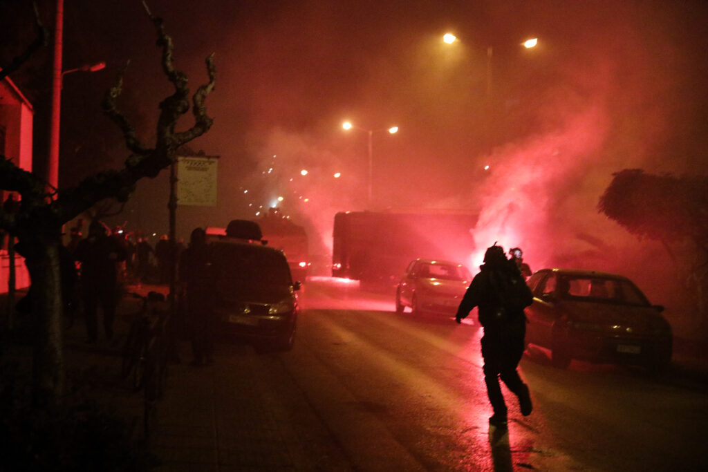 Πεδίο μάχης η Νέα Σμύρνη: Μολότοφ, χημικά και τραυματίας αστυνομικός στο τέλος της πορείας (Photos/Videos) - Media