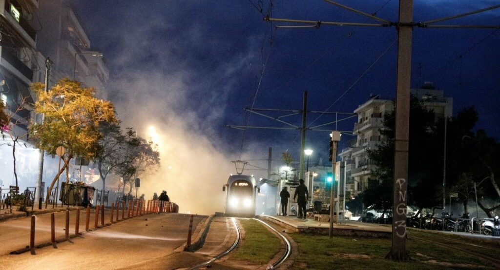 Νέα Σμύρνη: Κρότου λάμψης και χημικά στη διαδήλωση για την αστυνομική βία - Media