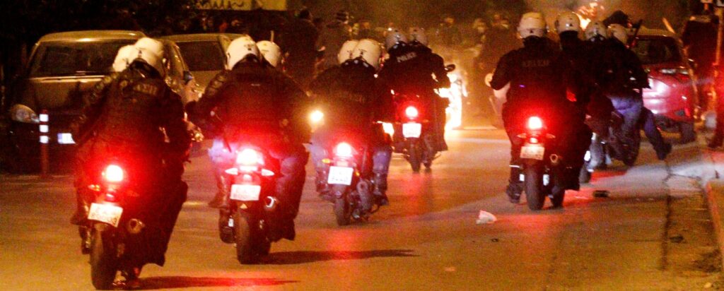 Νέα καταγγελία για αστυνομική βία: Τους έσυραν στη ΓΑΔΑ με τις παντόφλες (Videos) - Media