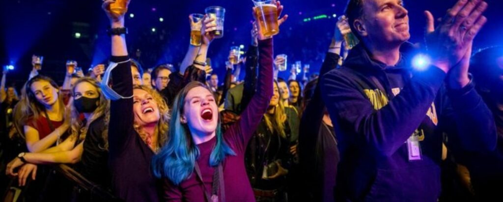 Ολλανδία-κορωνοϊός: Δοκιμαστικό πάρτι 1300 ατόμων ενόψει «ανοίγματος» (photos/videos) - Media