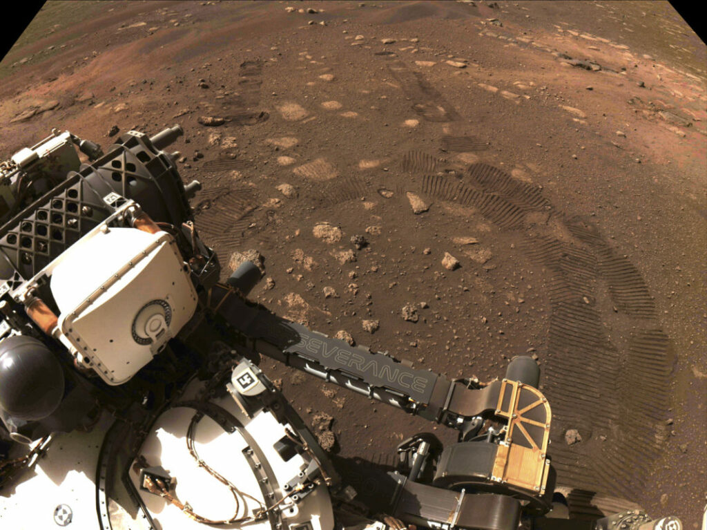 «Εμπρός, Mars»: Το ρόβερ Perseverance της NASA έκανε τα πρώτα του «βήματα» στον Άρη (Photo | Video) - Media