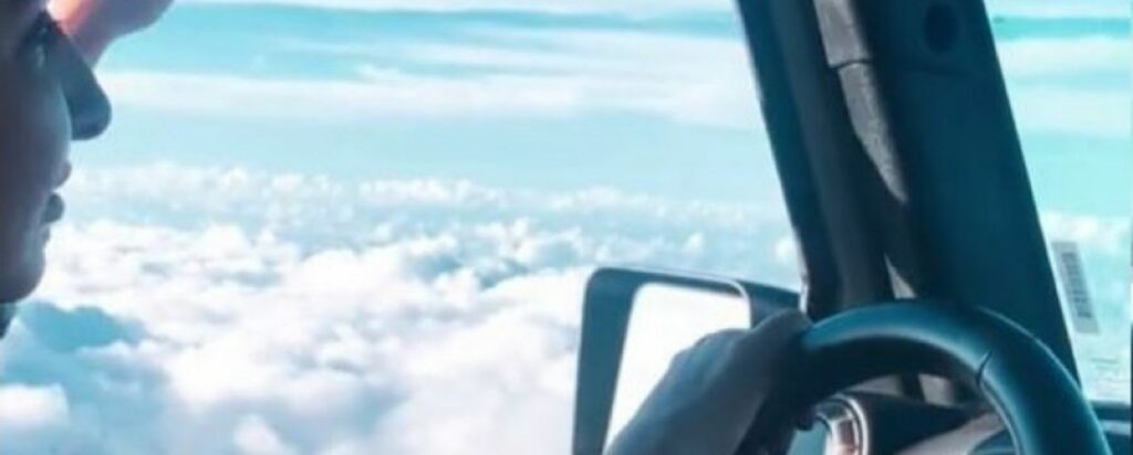 Viral ψευδαίσθηση- Γυναίκα «αιωρείται» στα σύννεφα με το αμάξι της (video) - Media