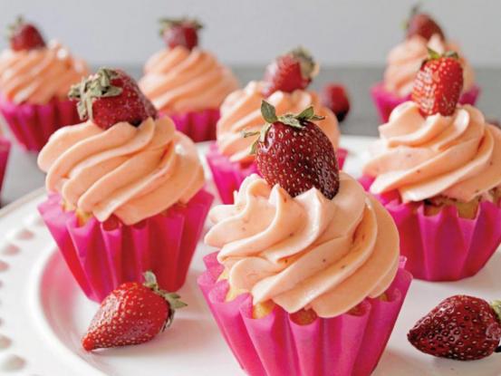 strawberry-cupcakes-with-strawberry-frosting-1200×900-1.jpg