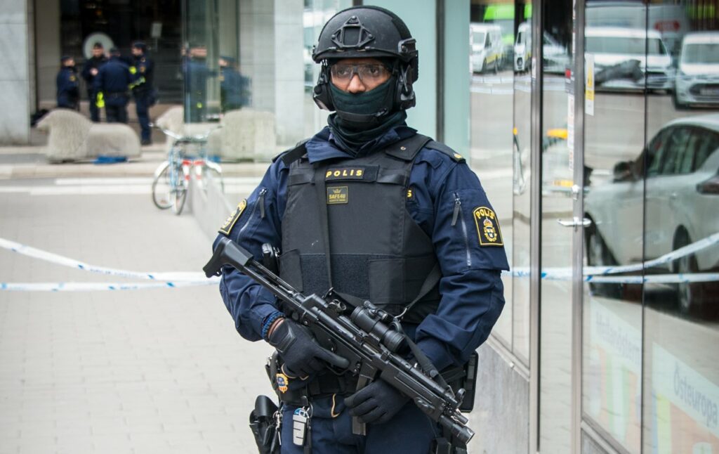 Τρόμος στη Σουηδία: Επίθεση με μαχαίρι κατά οκτώ ατόμων- Η αστυνομία πυροβόλησε το δράστη - Media