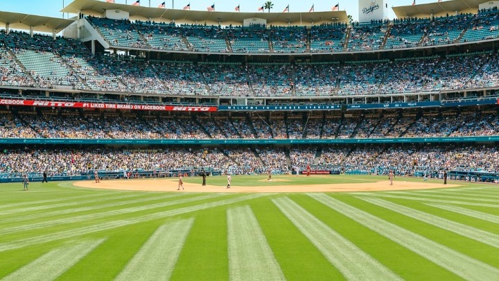 Οι Αμερικανοί επιστρέφουν στους κινηματογράφους, τα μπαρ και τα γήπεδα μπέιζμπολ - Media