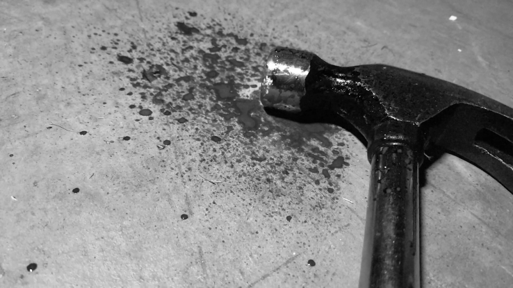 videoblocks-bloody-hammer-on-garage-floor_hzrmqxzmz_thumbnail-full01.png