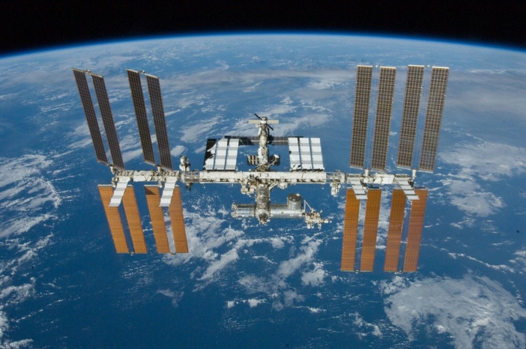 STS132_undocking_iss2