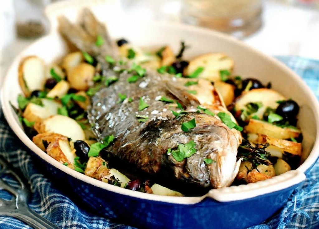 Лещ в духовке с картошкой. Рыба фаршированная квашеной капустой. Рыба хрен. Лещ с хреном и яблоками. Запеченный Донской лещ.