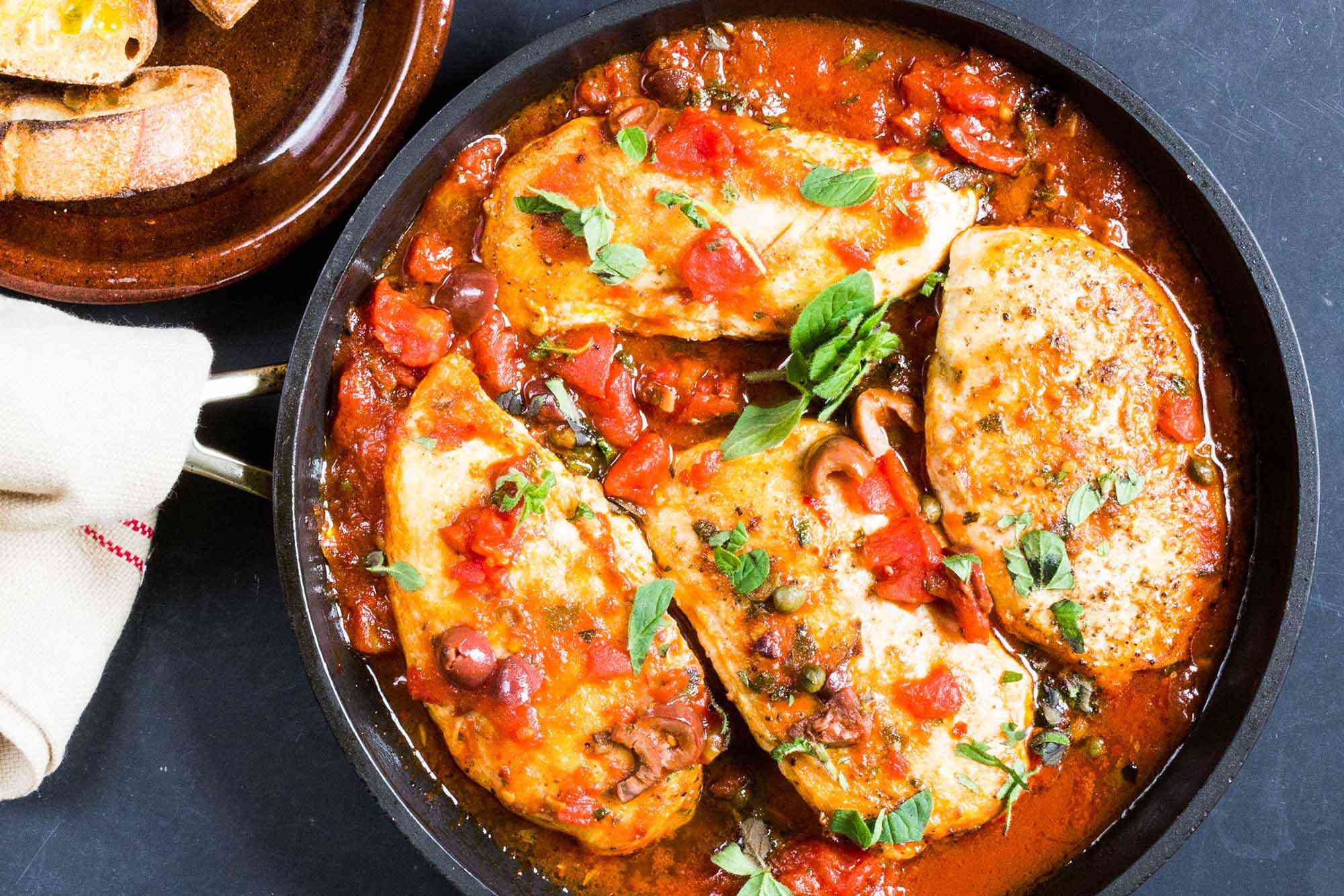 Куриные грудки томатном соусе на сковороде. Курица с овощами в томатном соусе. Куриное филе в томатном соусе. Куриная грудка в томатном соусе. Курица в томатном соусе в духовке.