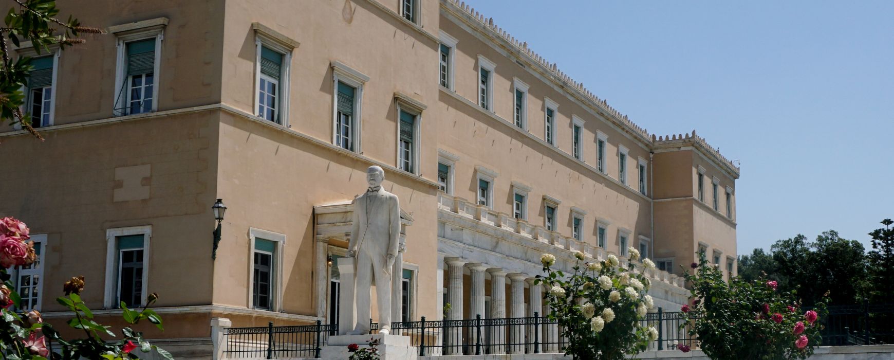 Τα 42 μέλη της Επιτροπής Αναθεώρησης του Συντάγματ