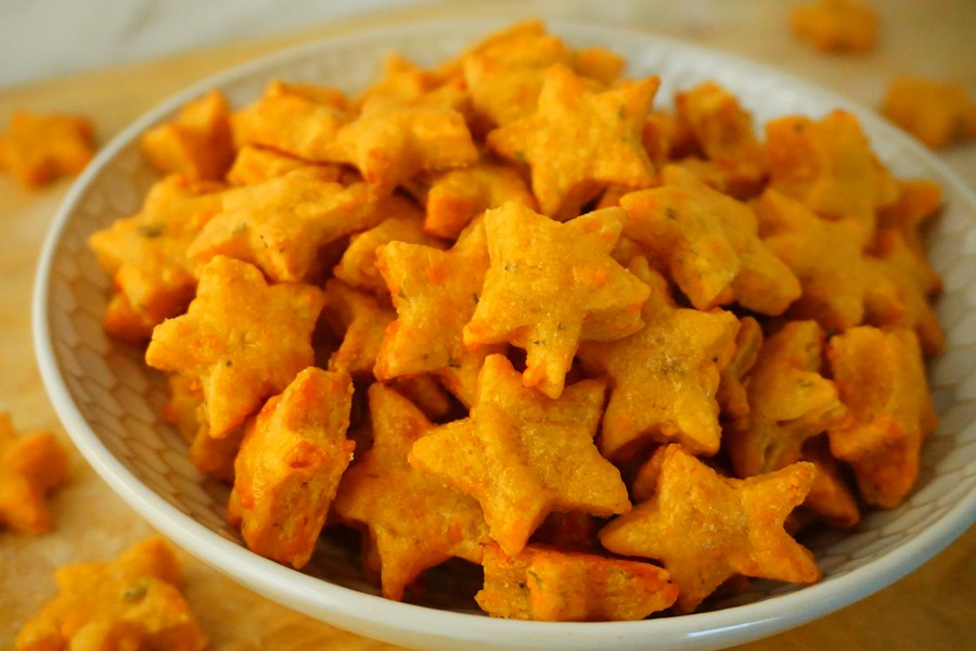 Spiced-Cheddar-Star-Crackers_05_083018
