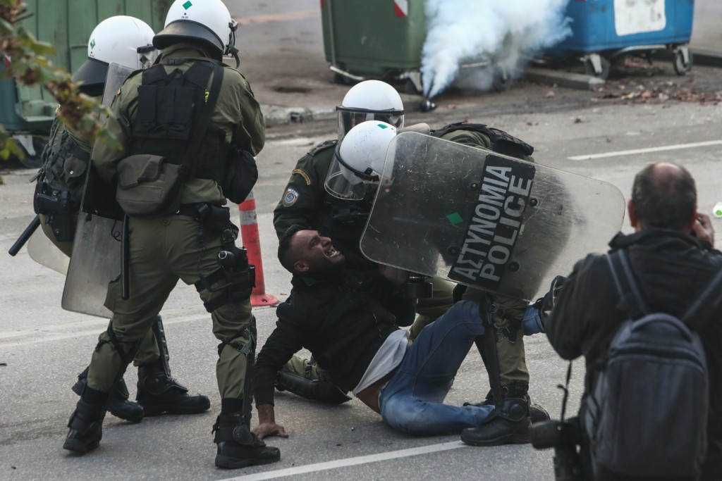 Επίθεση των ΜΑΤ στον πατέρα του 16χρονου που φωναζε: Τον γιο μου σκοτώσανε! 11 pateras16xronou