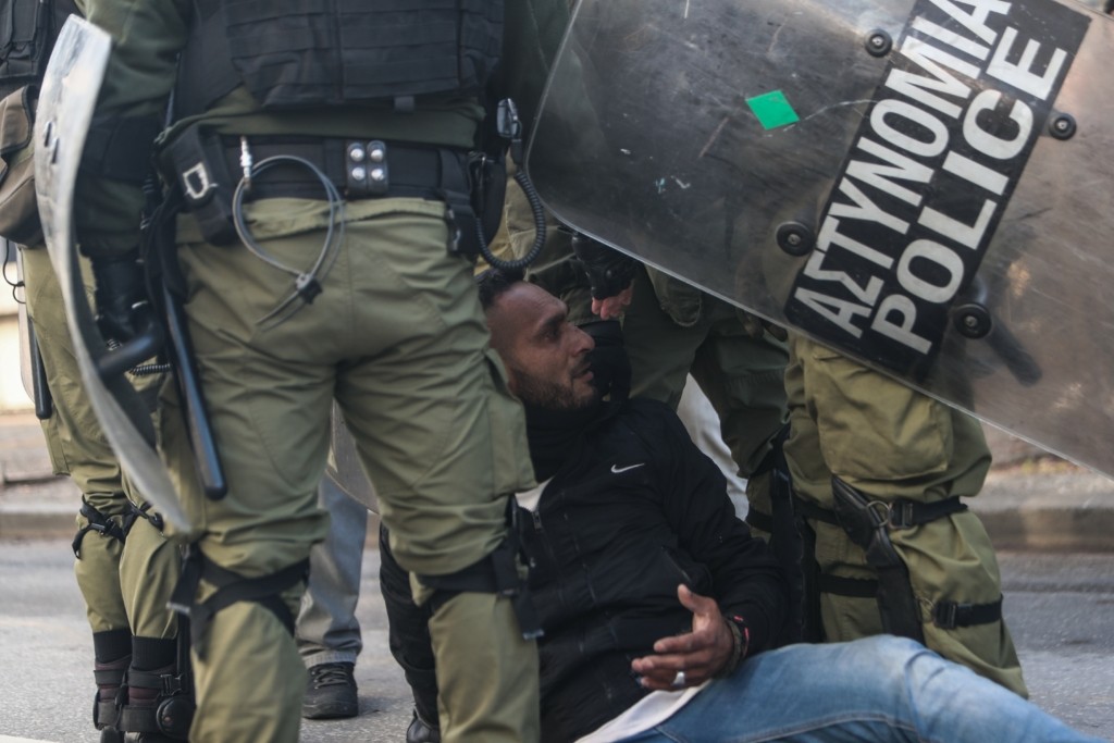 Επίθεση των ΜΑΤ στον πατέρα του 16χρονου που φωναζε: Τον γιο μου σκοτώσανε! 12 pateras16xronou2