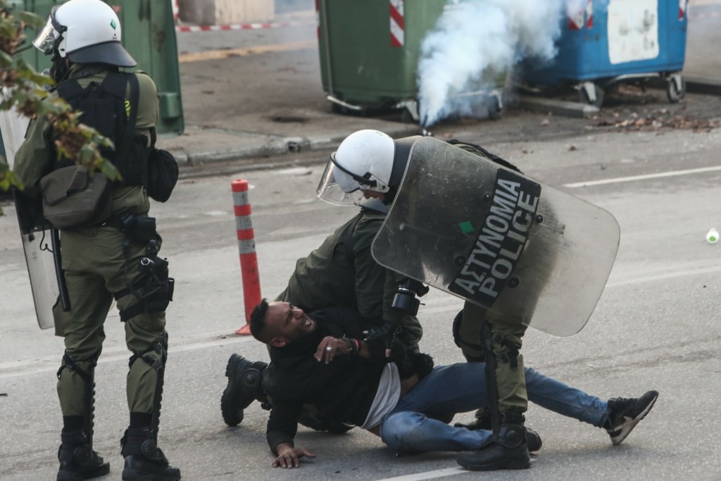 Επίθεση των ΜΑΤ στον πατέρα του 16χρονου που φωναζε: Τον γιο μου σκοτώσανε! 10 pateras16xronou3