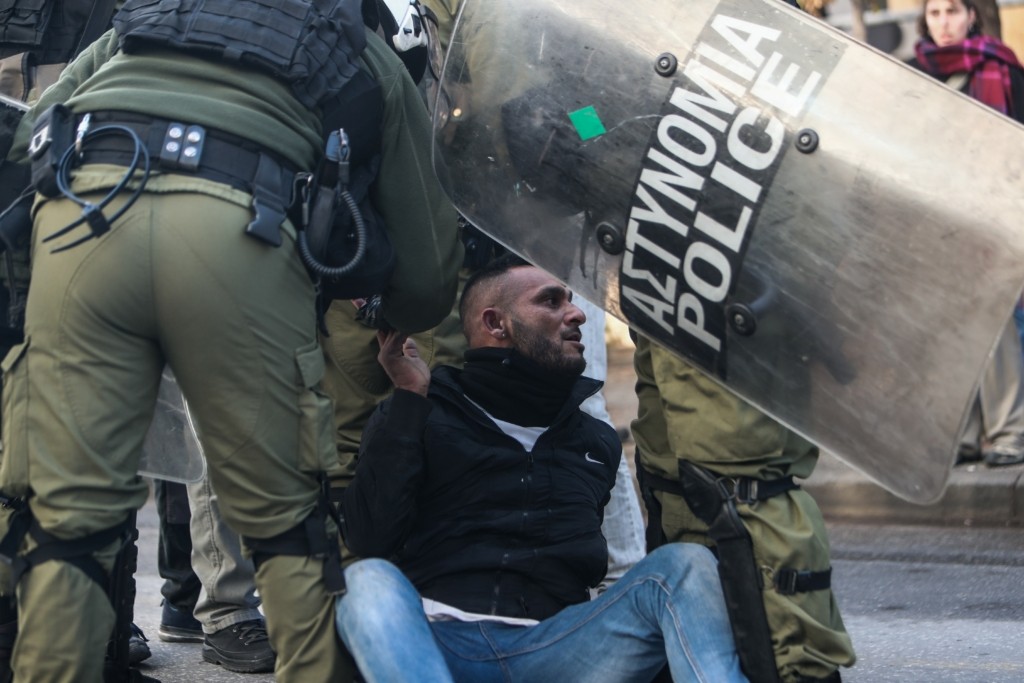 Επίθεση των ΜΑΤ στον πατέρα του 16χρονου που φωναζε: Τον γιο μου σκοτώσανε! 14 pateras16xronou5