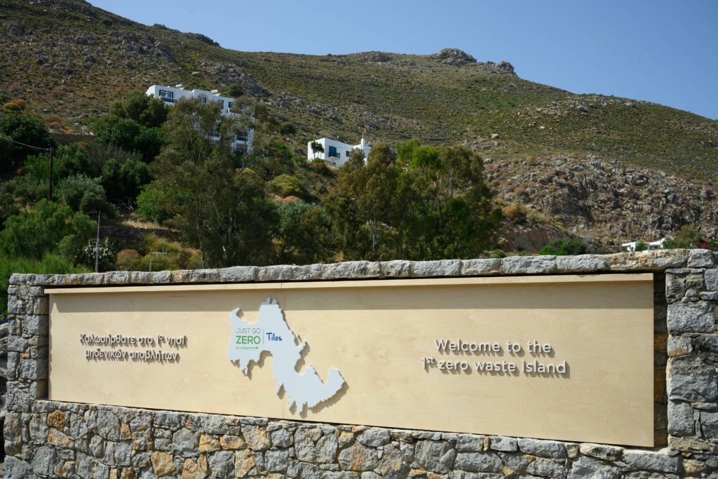 Σήμανση καλωσορίσματος στο λιμάνι της Τήλου