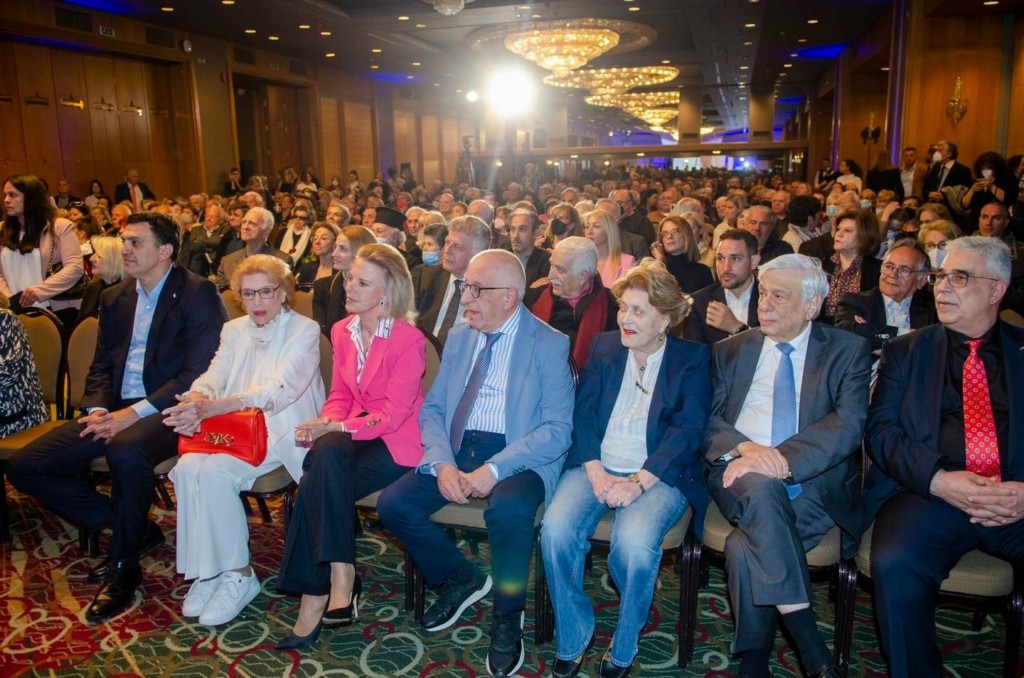 &Eta; &sigma;&tau;&epsilon;&nu;ή &phi;&iota;&lambda;ί&alpha; &tau;&omega;&nu; &delta;ύ&omicron; &alpha;&nu;&delta;&rho;ώ&nu; 