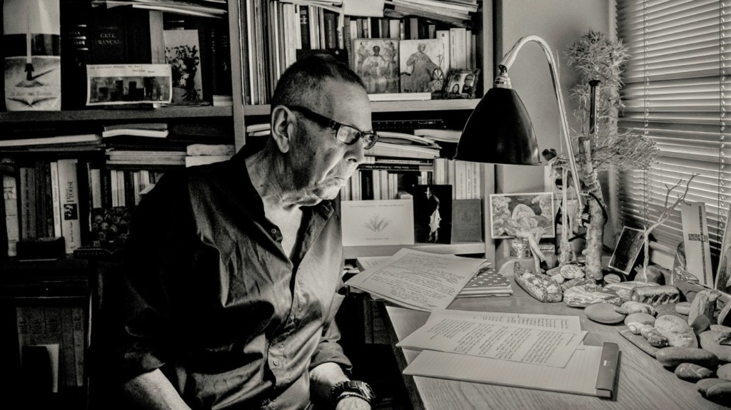 Ο ποιητής Νίκος Παναγιωτόπουλος στο γραφείο του, όπως τον απαθανάτισε ο φακός του Γιώργου Πίττα έναν χρόνο πριν, στις 24 Μαΐου 2022