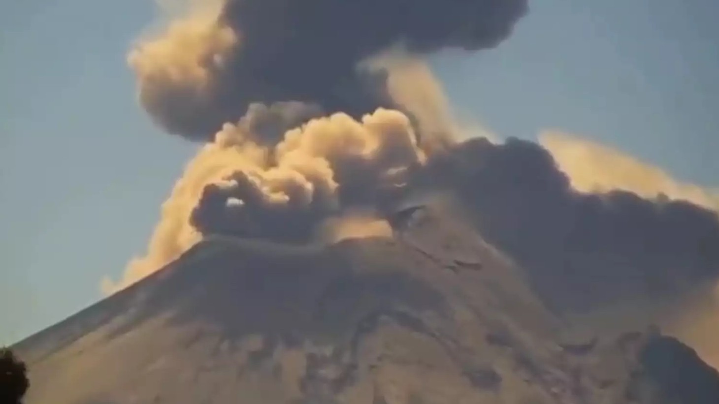 «Κίτρινος» συναγερμός στο Μεξικό: Εξερράγη το ηφαίστειο Ποποκατέπετλ