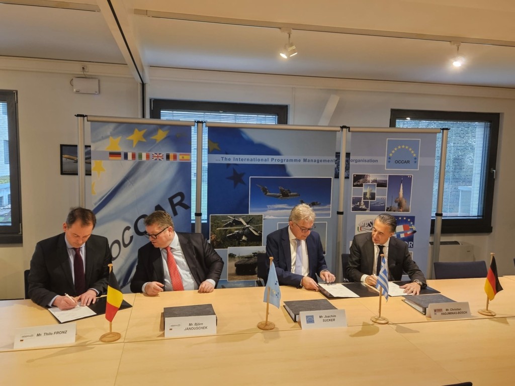 OCCAR-EA Director Joachim Sucker, ΤΗΕΟΝ-Πρόεδρος Christian Hadjiminas, HENSOLDT Head of Legal Operations Bjoern Januoschek and HENSOLDT Head of HR Thilo Fronz κατά τη διάρκεια υπογραφής της συμ