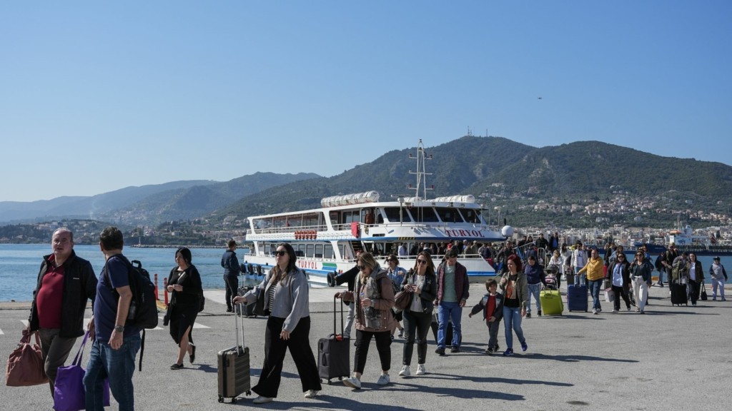 lesvos tourkoi touristes- new