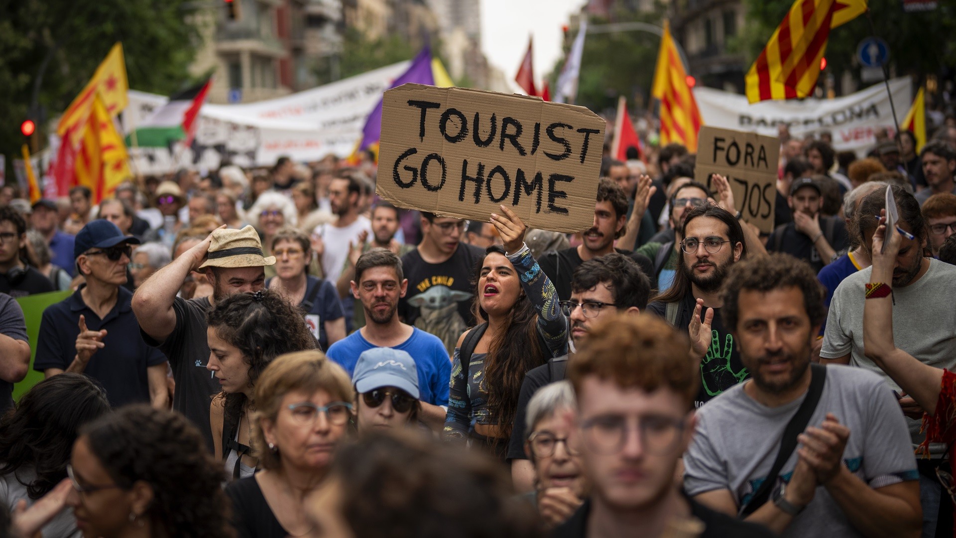 «Θέλουμε σπίτια, όχι Airbnb»: Χιλιάδες οι διαδηλωτές στην «αντι-τουριστική» διαδήλωση για τη στεγαστική κρίση στη Μαδρίτη