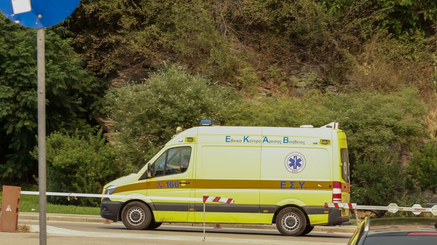 V Grčiji dve smrtni žrtvi: mati umrla v prometni nesreči, ženska umrla v parkirni hiši