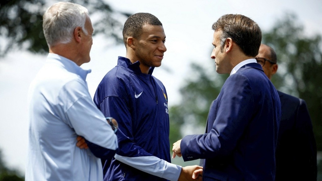 mbappe_macron_0306_1460-820_new