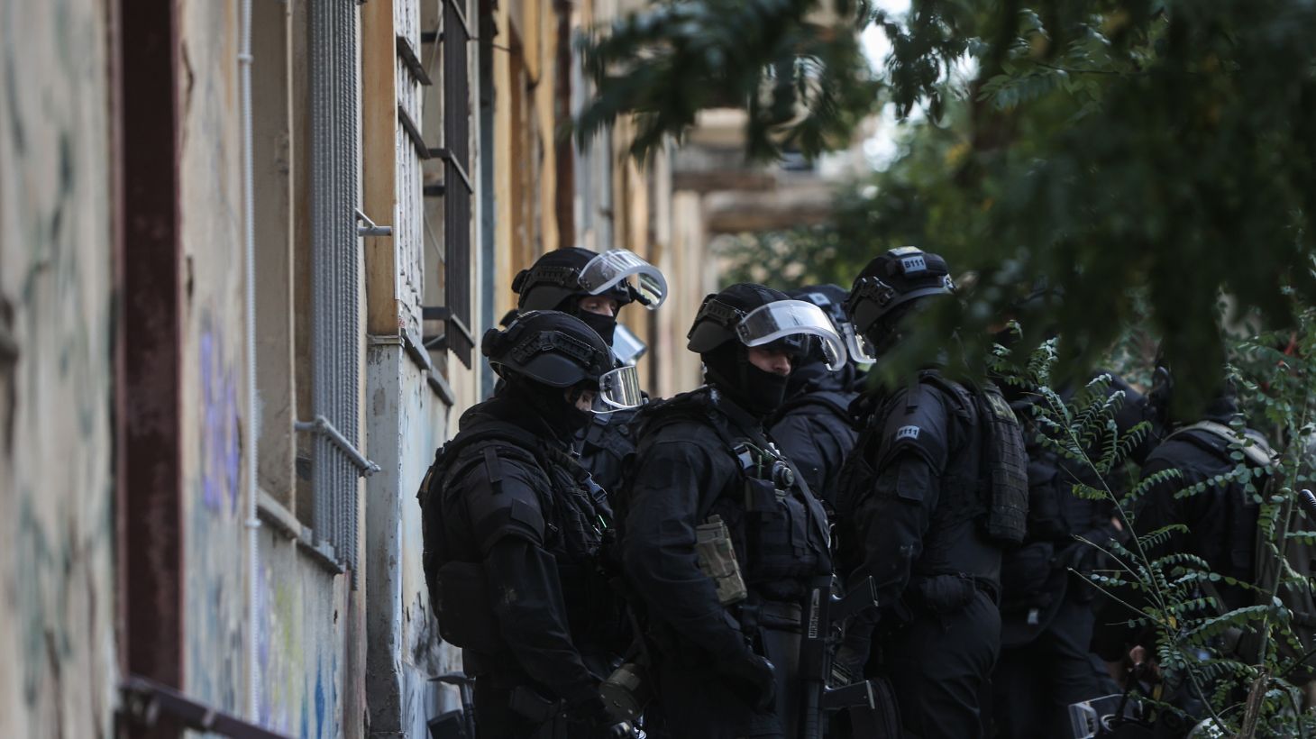 Έφοδος της ΕΛ.ΑΣ σε σπίτια στην Αττική – Εντόπισαν