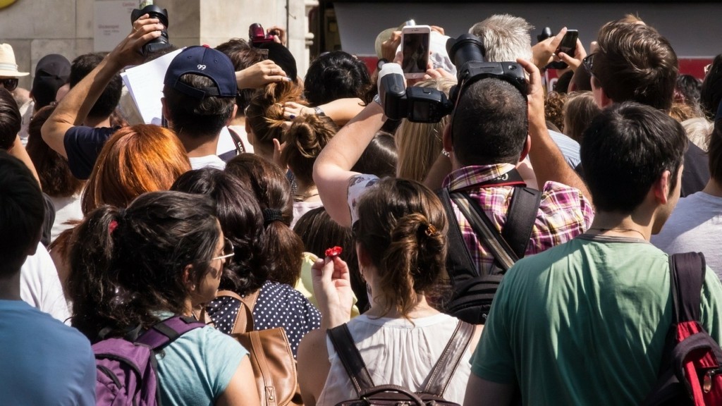 tourists-915852_1280