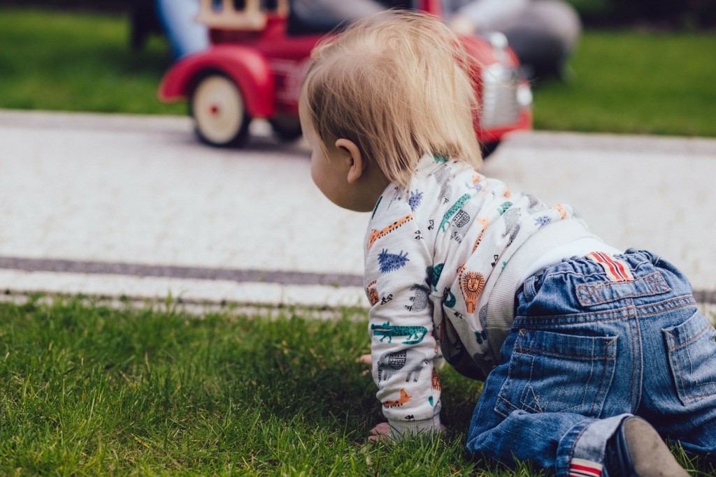 babycrawling