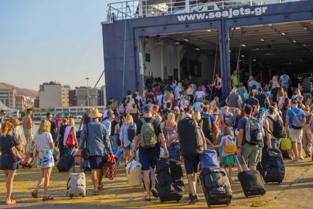 limani-ploio-taxidiotes